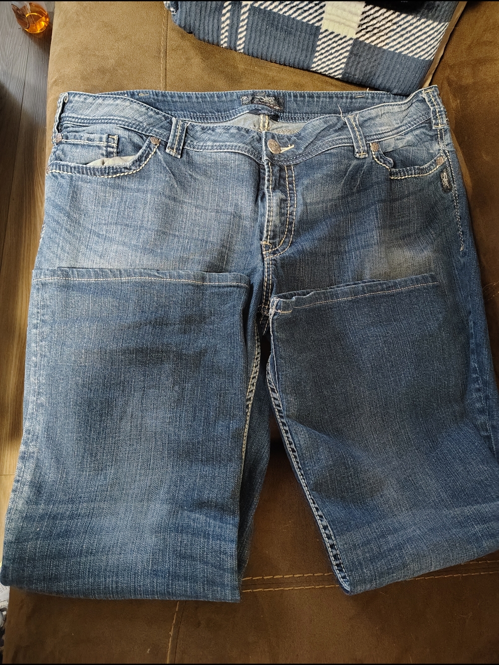 Silver Jeans blue denim waist label view
